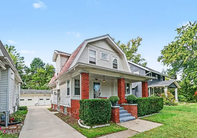 Photo 2 of Single family home for sale at 127 Princeton Dr, Toledo, OH 43614 | MLS# 10012711 | Listing updated on 2026-10-08
