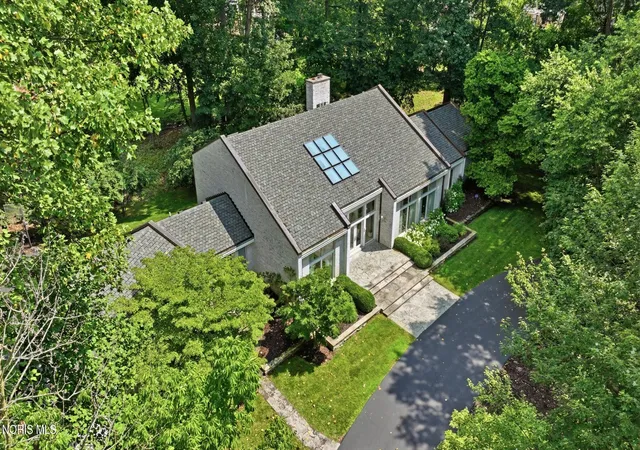 Photo 2 of Single family home for sale at 4560 Forestview Dr, Ottawa Hills, OH 43615 | MLS# 10012794 | Listing updated on 2026-09-13
