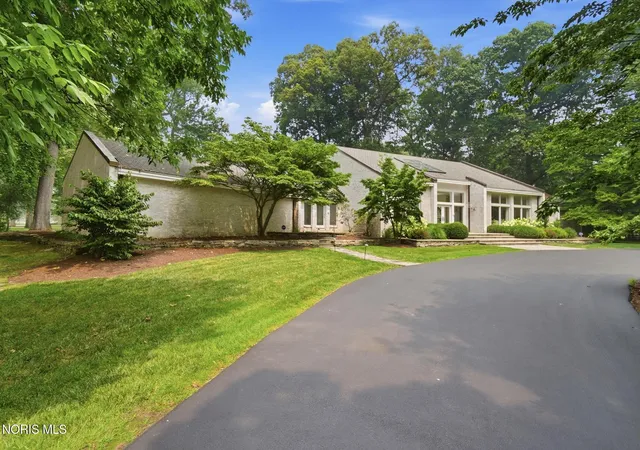 Photo 3 of Single family home for sale at 4560 Forestview Dr, Ottawa Hills, OH 43615 | MLS# 10012794 | Listing updated on 2026-09-13