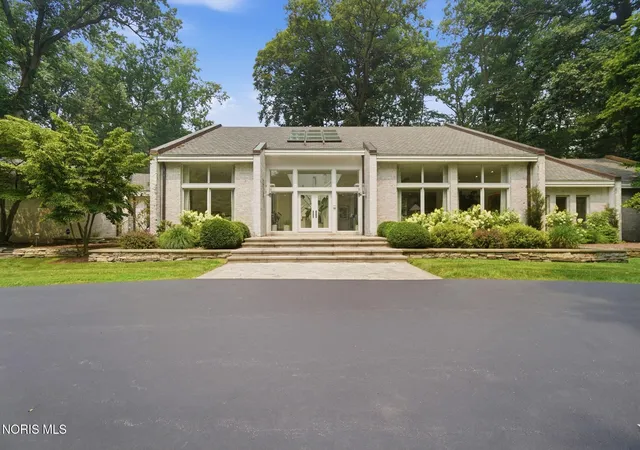 Photo 4 of Single family home for sale at 4560 Forestview Dr, Ottawa Hills, OH 43615 | MLS# 10012794 | Listing updated on 2026-09-13