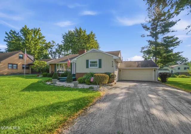 Photo 2 of Single family home for sale at 713 Lincolnshire Ln, Findlay, OH 45840 | MLS# 10012637 | Listing updated on 2026-10-05