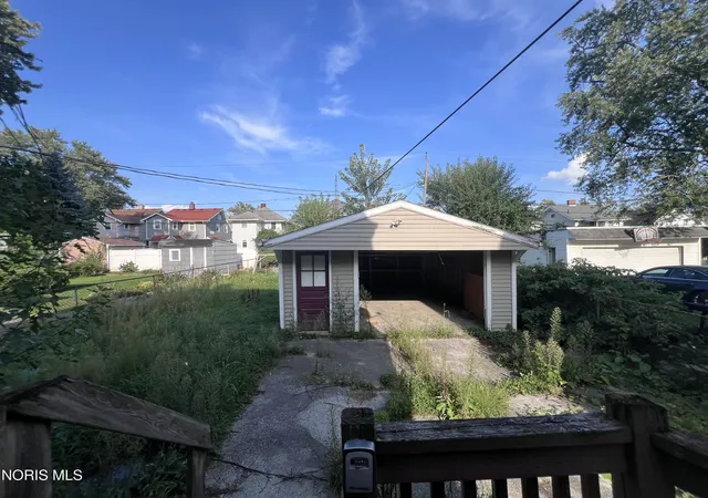 Photo 2 of Single family home for sale at 4322 N Lockwood Ave, Toledo, OH 43612 | MLS# 10012687 | Listing updated on 2026-09-03