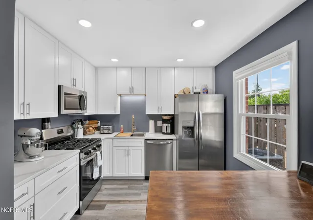 Listing Photo 3 - Condo for sale in building located at 6629 Gdn Rd, Maumee, OH 43537