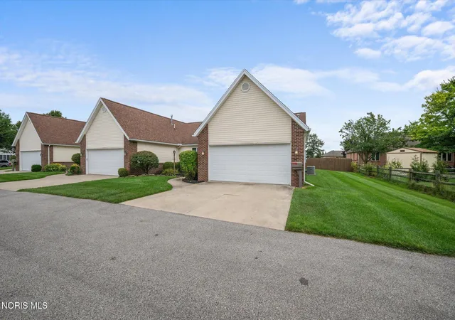 Photo 3 of Sale Pending at 4332 Townhouse Dr # F, Oregon, OH 43616 | MLS# 10012792 | Listing updated on 2026-10-06