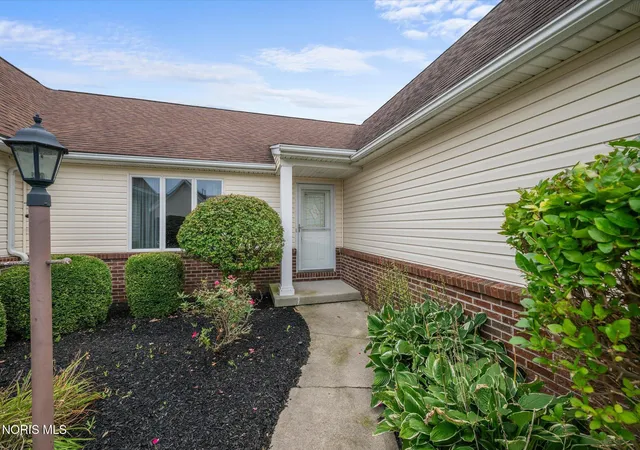 Listing Photo 4 - Condo for sale in building located at 4332 Townhouse Dr, Oregon, OH 43616 - Unit # F