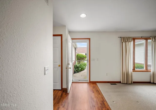 Listing Photo 5 - Condo for sale in building located at 4332 Townhouse Dr, Oregon, OH 43616 - Unit # F