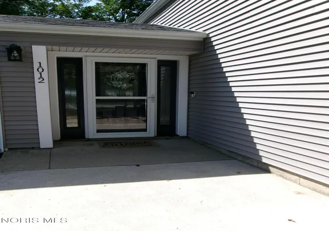 Photo 3 of Single family home for sale at 1012 Lakehurst Dr, Northwood, OH 43619 | MLS# 10013162 | Listing updated on 2026-10-06