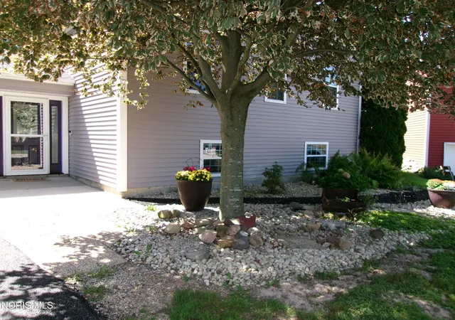 Photo 2 of Single family home for sale at 1012 Lakehurst Dr, Northwood, OH 43619 | MLS# 10013162 | Listing updated on 2026-10-06
