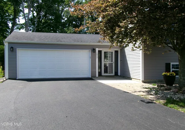 Photo 3 of Single family home for sale at 1012 Lakehurst Dr, Northwood, OH 43619 | MLS# 10013162 | Listing updated on 2026-10-06