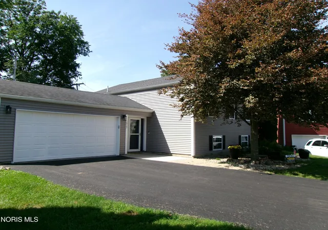 Photo 4 of Single family home for sale at 1012 Lakehurst Dr, Northwood, OH 43619 | MLS# 10013162 | Listing updated on 2026-10-06