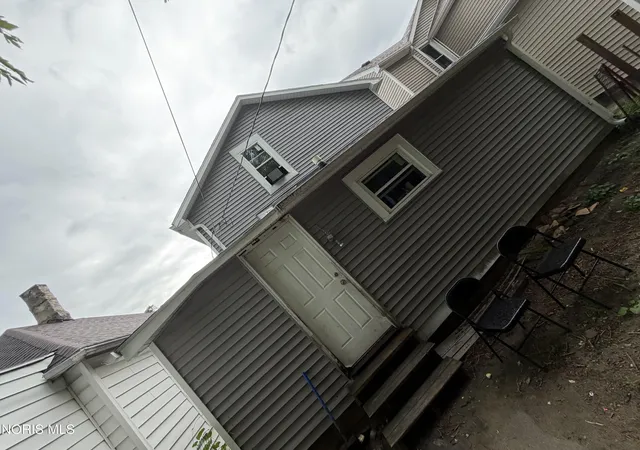 Photo 2 of Single family home for sale at 1050 Harding Dr, Toledo, OH 43609 | MLS# 10012892 | Listing updated on 2026-09-04
