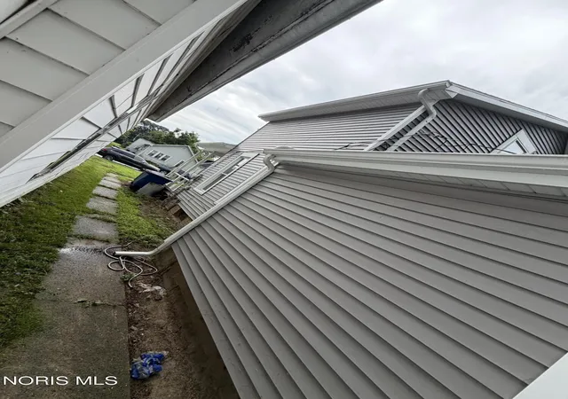 Photo 3 of Single family home for sale at 1050 Harding Dr, Toledo, OH 43609 | MLS# 10012892 | Listing updated on 2026-09-04