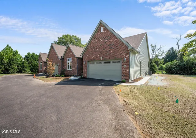Listing Photo 5 - Condo for sale in building located at 19 Shenandoah Cir, Sylvania, OH 43560