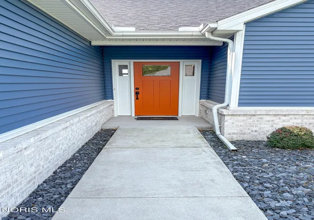 Photo 2 of Single family home for sale at 5572 Eagles Landing Dr, Oregon, OH 43616 | MLS# 10012980 | Listing updated on 2026-10-08