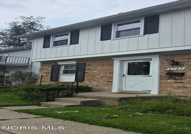 Listing Photo 3 - Condo for sale in building located at 3797 W Alexis Rd, Toledo, OH 43623