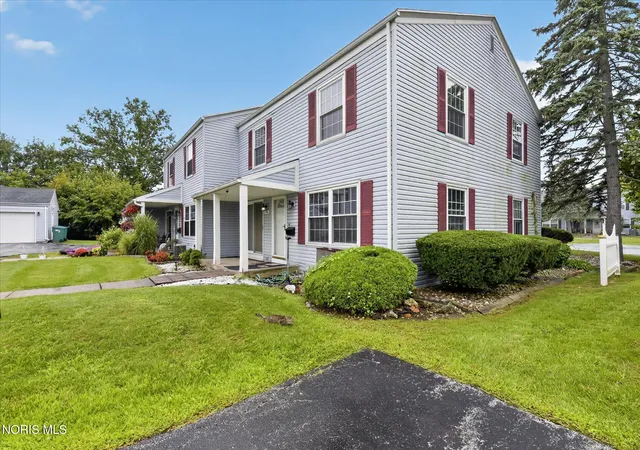 Listing Photo 4 - Condo for sale in building located at 3766 Lakepointe Dr, Northwood, OH 43619