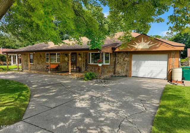 Photo 2 of Single family home for sale at 348 Colony Rd, Rossford, OH 43460 | MLS# 10012782 | Listing updated on 2026-10-07
