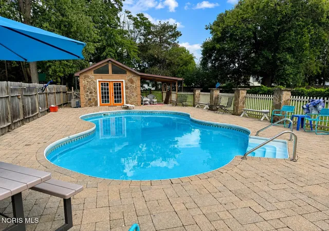 Photo 3 of Single family home for sale at 348 Colony Rd, Rossford, OH 43460 | MLS# 10012782 | Listing updated on 2026-10-07