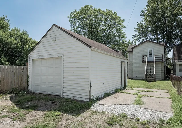 Listing Photo 2 - Condo for sale in building located at 1219 Idaho St, Toledo, OH 43605 - Unit #
