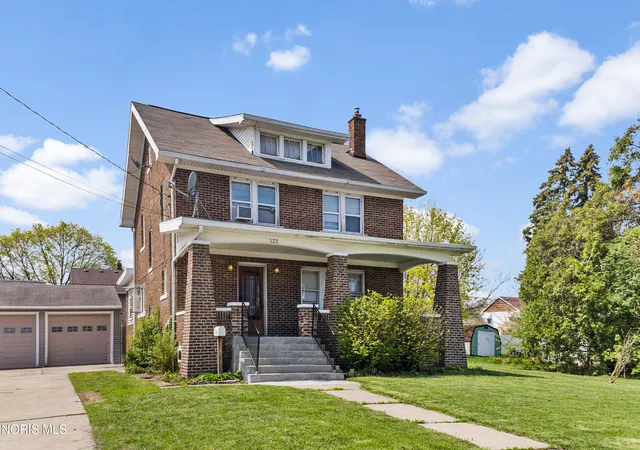 Photo 2 of Single family home for sale at 121 Bacon St, Rossford, OH 43460 | MLS# 10012864 | Listing updated on 2026-10-07