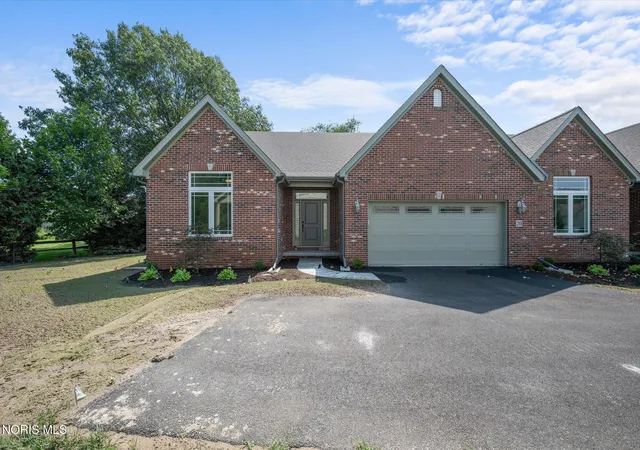 Listing Photo 5 - Condo for sale in building located at 20 Shenandoah Cir, Sylvania, OH 43560