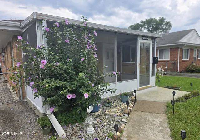 Photo 2 of Sale Pending at 1833 Welker Ave, Toledo, OH 43613 | MLS# 10013030 | Listing updated on 2026-09-28