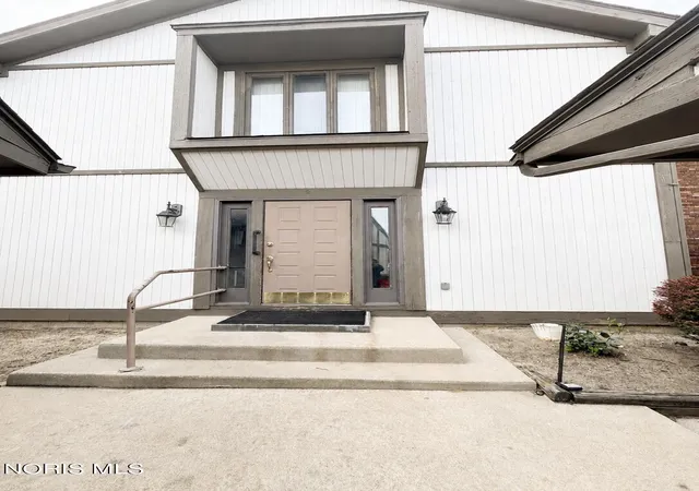 Listing Photo 2 - Condo for sale in building located at 5713 Tibaron Ln, Toledo, OH 43615 - Unit #104