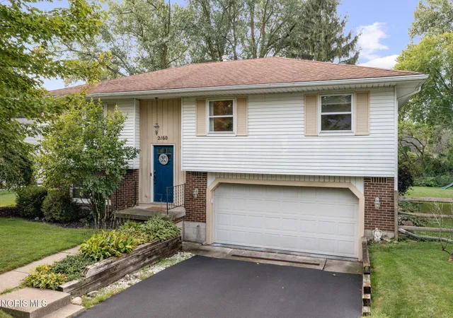 Photo 2 of Single family home for sale at 2160 Eastedge Dr, Toledo, OH 43614 | MLS# 10012893 | Listing updated on 2026-09-14
