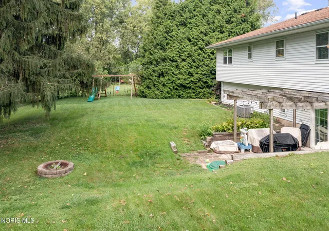 Photo 3 of Single family home for sale at 2160 Eastedge Dr, Toledo, OH 43614 | MLS# 10012893 | Listing updated on 2026-09-14