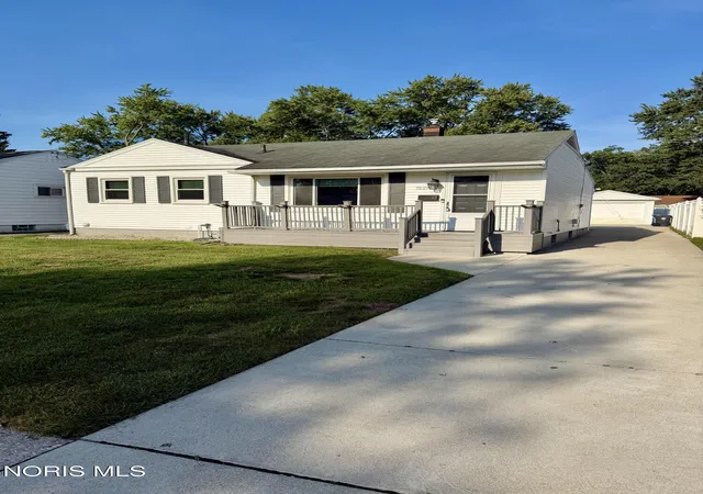Photo 3 of Sale Pending at 5127 Sheila Dr, Toledo, OH 43613 | MLS# 10012858 | Listing updated on 2026-09-06
