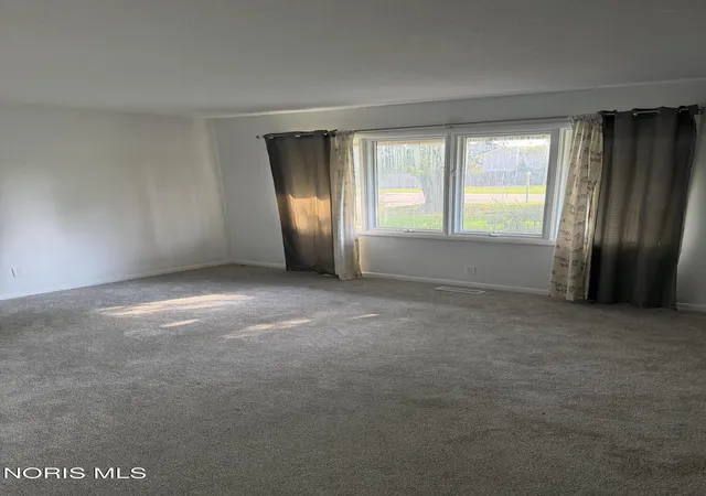 Listing Photo 2 - Condo for sale in building located at 4049 Sherwood Forest Manor Rd, Toledo, OH 43623 - Unit #C10