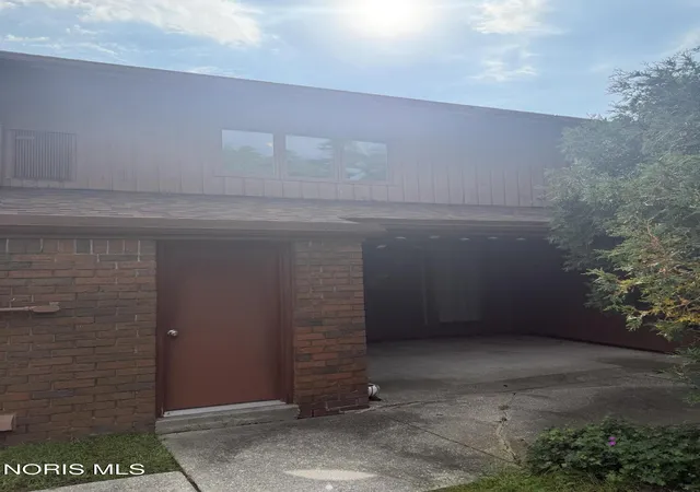Listing Photo 3 - Condo for sale in building located at 4049 Sherwood Forest Manor Rd, Toledo, OH 43623 - Unit #C10