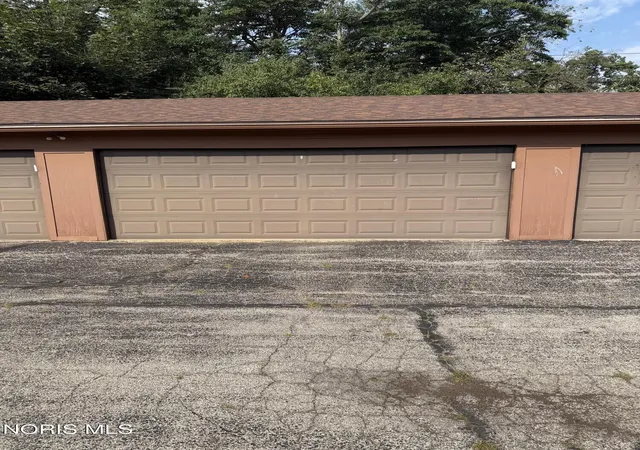 Listing Photo 4 - Condo for sale in building located at 4049 Sherwood Forest Manor Rd, Toledo, OH 43623 - Unit #C10