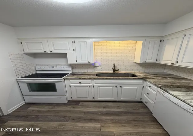 Listing Photo 5 - Condo for sale in building located at 4049 Sherwood Forest Manor Rd, Toledo, OH 43623 - Unit #C10