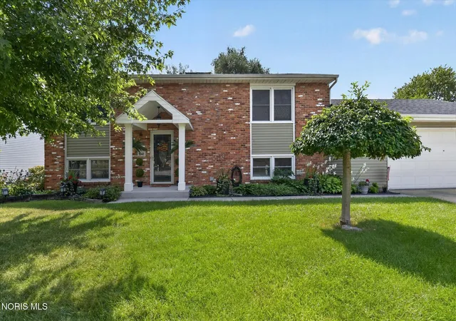Photo 2 of Single family home for sale at 1041 E Elm Tree Rd, Rossford, OH 43460 | MLS# 10013670 | Listing updated on 2026-10-06