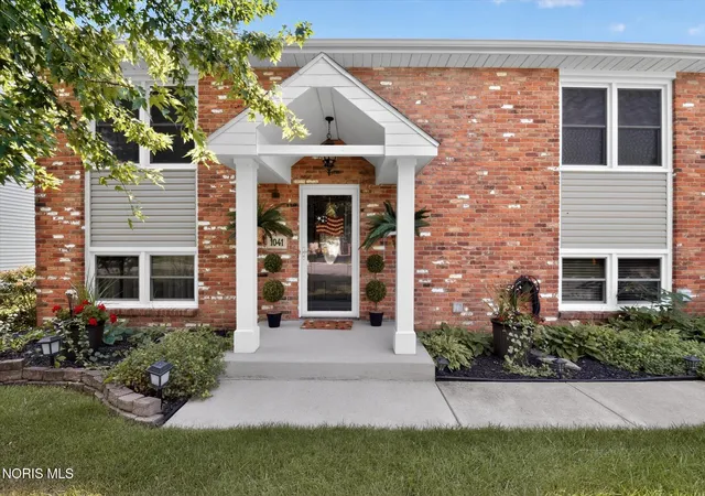 Photo 3 of Single family home for sale at 1041 E Elm Tree Rd, Rossford, OH 43460 | MLS# 10013670 | Listing updated on 2026-10-06