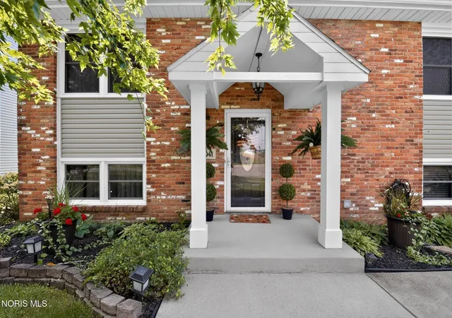 Photo 3 of Single family home for sale at 1041 E Elm Tree Rd, Rossford, OH 43460 | MLS# 10013670 | Listing updated on 2026-10-06