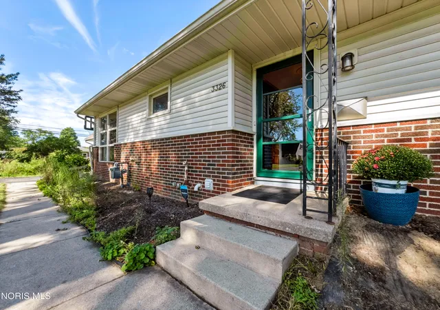 Photo 2 of Single family home for sale at 3326 Winston Blvd, Toledo, OH 43614 | MLS# 10012918 | Listing updated on 2026-09-13