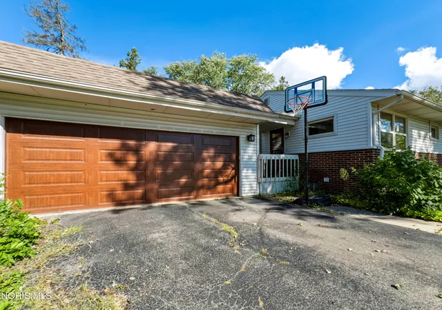 Photo 3 of Single family home for sale at 3326 Winston Blvd, Toledo, OH 43614 | MLS# 10012918 | Listing updated on 2026-09-13