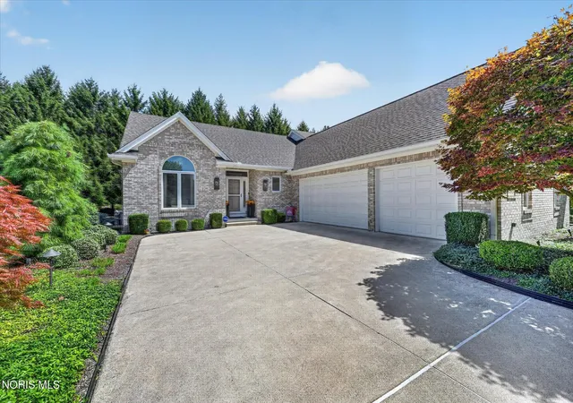 Photo 1 of Single family home for sale at 3915 Deer Valley Ln, Maumee, OH 43537 | MLS# 10012955 | Listing updated on 2026-09-21
