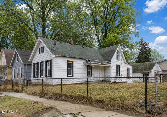 Single family home for sale at 128 E Plumer St, Toledo, OH 43605 | MLS# 10012981