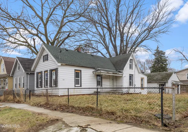 Photo 2 of Single family home for sale at 128 E Plumer St, Toledo, OH 43605 | MLS# 10012981 | Listing updated on 2026-09-04