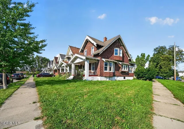 Photo 3 of Sale Pending at 1025 Radcliffe Dr, Toledo, OH 43609 | MLS# 10012897 | Listing updated on 2026-09-10
