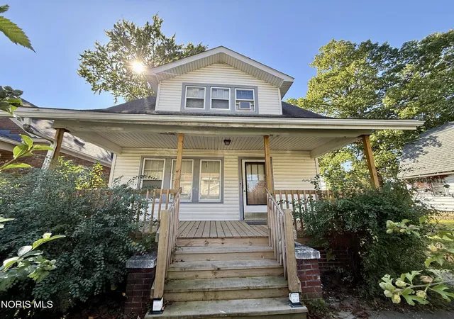 Photo 2 of Single family home for sale at 1805 Oakwood Ave, Toledo, OH 43607 | MLS# 10012910 | Listing updated on 2026-09-17