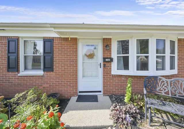 Photo 3 of Single family home for sale at 1764 N Parkway Dr, Maumee, OH 43537 | MLS# 10012895 | Listing updated on 2026-10-17