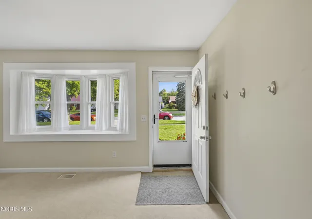 Photo 4 of Single family home for sale at 1764 N Parkway Dr, Maumee, OH 43537 | MLS# 10012895 | Listing updated on 2026-10-17