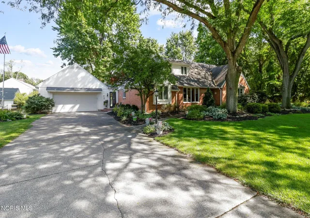 Photo 2 of Single family home for sale at 7 Parkwood Dr, Bowling Green, OH 43402 | MLS# 10012906 | Listing updated on 2026-09-10