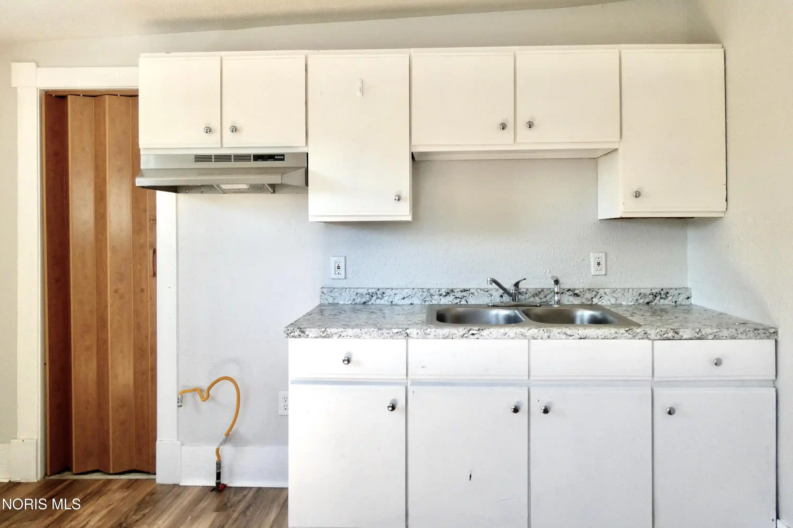 Listing Photo 2 - Condo for sale in 420 Barker St located at 420 Barker St, Toledo, OH 43605 - Unit 420 Barker St