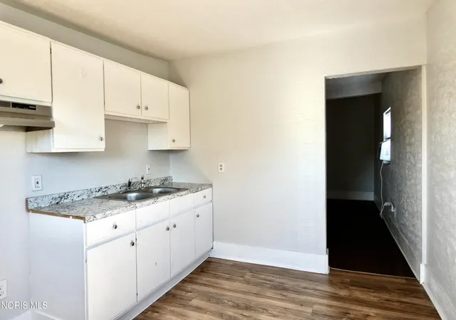 Listing Photo 3 - Condo for sale in building located at 420 Barker St, Toledo, OH 43605