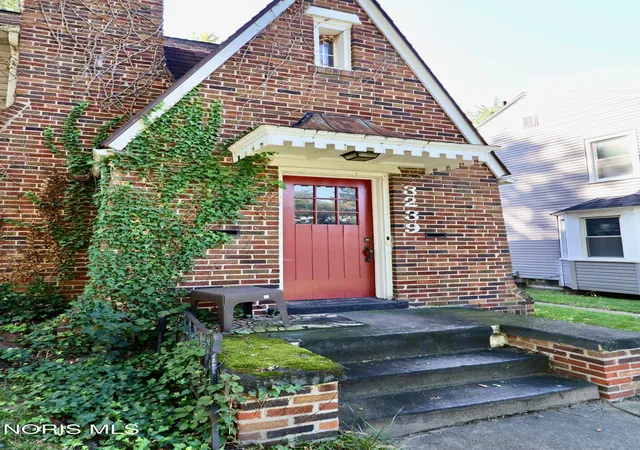 Photo 2 of Multi family home for sale at 3239 Algonquin Pkwy, Toledo, OH 43606 | MLS# 10013494 | Listing updated on 2026-10-07